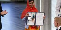 Homem exibiu uma bandeira mexicana enquanto a paquistanesa Malala Yusafzai e o indiano Kailash Satyarthi recebiam o prêmio  Foto: Heiko Junge / Reuters