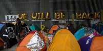 Manifestantes pró-democracia ocupam calçada com barracas em frente à sede do governo de Hong Kong. 10/12/2014.  Foto: Tyrone Siu / Reuters