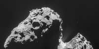 Imagem composta por quatro fotos tiradas com a câmera de navegação no Rosetta e divulgada pela Agência Espacial Europeia em 20 de novembro mostra o cometa 67P / Churyumov-Gerasimenko   Foto: Reuters