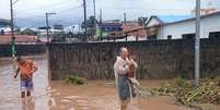 <p>A chuva causou enchente em diversos pontos da região de Itaquera, em São Paulo (SP), nesta quarta-feira </p>  Foto: Pires / Futura Press