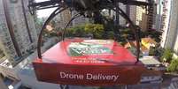 Um drone de aproximadamente 500 gramas decolou do restaurante com uma pizza pepperoni para entregar em um apartamento bem próximo  Foto: YouTube / Reprodução