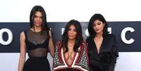 <p>Kim posa no meio de Kendall (&agrave; esq.) e&nbsp;Kylie, filhas do segundo casamento de&nbsp;Kris Houghton&nbsp;</p>  Foto: Getty Images 