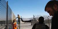 Soldado conserta grade na Base Aérea de Bagram, no  Afeganistão. 10/12/2014  Foto: Lucas Jackson / Reuters