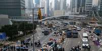 <p>Pol&iacute;cia e funcion&aacute;rios do governo de Hong Kong limpam &aacute;rea de protestos em 11 de dezembro</p>  Foto: Bobby Yip / Reuters