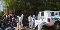 Agentes da saúde se preparam para desinfectar mesquita em Bamako, no Mali, em novembro. 14/11/2014  Foto: Joe Penney / Reuters