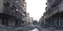 <p>Rua deserta tomada por escombros de prédios destruídos em Deir al-Zor, na Síria, em março deste ano</p>  Foto: Stringer / Reuters