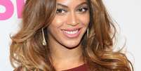 Beyoncé para o trânsito por onde passa e no Billboard Women In Music Awards não foi diferente. Nesta sexta-feira (12), a cantora escolheu para o evento um vestido com uma super fenda, deixando as pernas à mostra  Foto: Monica Schipper / Getty Images 