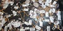 <p>Joias estavam nas malas de um empresário e sua mãe</p>  Foto: PF / Divulgação