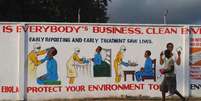<p>Painel com dicas sobre tratamento contra Ebola, em Monróvia, na Libéria, em novembro</p>  Foto: James Giahyue / Reuters