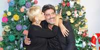 Xuxa e o namorado, o ator Junno Andrade, são só romance! Os dois, que costumam ir juntos a vários eventos, neste sábado (13) foram clicados nos bastidores do show A Magia do Natal, no Ginásio do Ibirapuera, em São Paulo  Foto: Francisco Cepeda/Paduardo  / AgNews