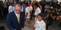 O governador Geraldo Alckmin esteve hoje de manhã em um centro de atendimento ao imigrante, na zona oeste de SP  Foto: Janaina Garcia / Terra