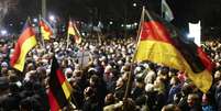 Em paralelo se formou uma contramanifestação, também com milhares de participantes, sob o lema "Dresden para todos" e pedindo solidariedade com os imigrantes e os peticionários de asilo  Foto: Hannibal Hanschke / Reuters