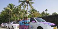 Estado de Kerala lançou os "She Taxis", uma frota de 40 táxis rosas dirigidos por mulheres  Foto: Sivaram V. / Reuters
