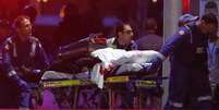 <p>Paramédicos retiram pessoa coberta por cobertor manchado de sangue do café Lindt em Sydney, na Austrália.</p>  Foto: David Gray / Reuters