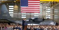 O presidente norte-americano, Barack Obama, discursa na Base Conjunta McGuire-Dix-Lakehurst, em Nova Jersey, nos Estados Unidos, nesta segunda-feira. 15/12/2014  Foto: Larry Downing / Reuters