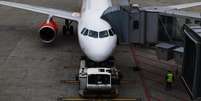 Funcionários de terra ao lado de avião de passageiros estacionado no aeroporto de Zurique, na Suíça, em março de 2013. 20/03/2013  Foto: Michael Buholzer / Reuters