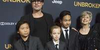 Brad Pitt leva filhos para prestigiar a estreia de 'Unbroken', dirigido e produzido por Angelina Jolie   Foto: Jordan Strauss / Invision / AP