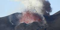 A lava do vulcão Pico do Fogo, no arquipélago de Cabo Verde, já destruiu dois povoados da ilha, provocando a evacuação de cerca de 1.500 habitantes  Foto: Saulo Montrond  / Reuters