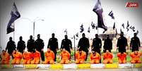 Foto mostra terroristas e executados na cidade iraquiana de Tikrit  Foto: Twitter