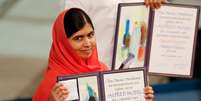 Ganhadora do Nobel da Paz Malala Yousafzai posa com medalha e diploma da premiação em Oslo  Foto: Suzanne Plunkett / Reuters