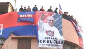 Bandeira do papa é exibida por torcedores do San Lorenzo  Foto: Ulisses Neto / Especial para Terra