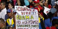 <p>Cartaz de manifestante em protesto &agrave;s san&ccedil;&otilde;es de Obama</p>  Foto: Carlos Garcia Rawlins / Reuters