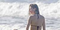 Gisele Bündchen curte praia com os filhos na Costa Rica   Foto: The Grosby Group