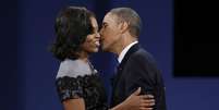 <p>O presidente Barack Obama beija sua esposa Michelle, após o terceiro debate presidencial, na Universidade de Lynn, na Flórida. em 22 de outubro de 2012</p>  Foto: Charlie Neibergall / AP