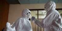 Médicos de Serra Leoa vestem roupas protetoras em Freetown, Serra Leoa. 16/12/2014.  Foto: Baz Ratner / Reuters