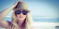 Acessórios como chapéu e lenço combinam com o verão, mas o uso excessivo pode prejudicar os fios   Foto: wavebreakmedia/Shutterstock