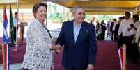 Dilma Rousseff (à esq.) e Raul Castro no porto de Mariel (Foto: Agência Brasil)  Foto: BBC Mundo / Copyright