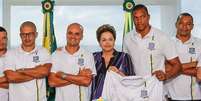 Grupo de integrantes do Bom Senso FC em visita à presidente Dilma Rousseff, em maio de 2014  Foto: Facebook / Reprodução