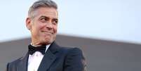 U.S. actor George Clooney smiles as he arrives on the red carpet for the premiere of "Gravity" at the 70th Venice Film Festival in Venice August 28, 2013. Clooney and Sandra Bullock star in Alfonso Cuaron movie "Gravity" which debuts at the festival.  Foto: Alessandro Bianchi (ITALY - Tags: ENTERTAINMENT) / Reuters