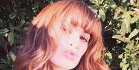 <p>A cantora e atriz Lea Michele, de 28 anos, aposta na franja arredondada com cabelo médio e ondulado</p>  Foto: @msleamichele/Instagram/Reprodução