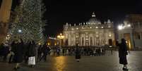 <p>A árvore de Natal do Vaticano próxima à Basílica de São Pedro</p>  Foto: Giampiero Sposito  / Reuters