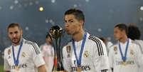 Cristiano Ronaldo beija trof&eacute;u no Marrocos  Foto: Christoph Ena / AP