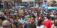 <p>Consumidores lotam a rua 25 de Março, no centro de São Paulo, na semana do Natal</p>  Foto: Paulo Pinto / Fotos Públicas