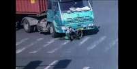Imagem mostra caminh&atilde;o passando sobre ciclista na China  Foto: BBC News Brasil