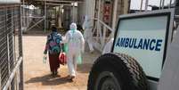 <p>Agente da saúde acompanha nova paciente com Ebola em Freetown, Serra Leoa, em 22 de dezembro</p>  Foto: Baz Ratner / Reuters