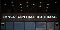 <p>Homem sai da sede do Banco Central, em Brasília</p>  Foto: Ueslei Marcelino / Reuters