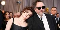 <p>Atriz britânica Helena Bonham Carter com o diretor Tim Burton, em fevereiro de 2013</p>  Foto: Lucy Nicholson / Reuters