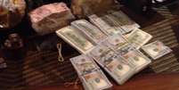 Na casa do traficante em Assunção a polícia ainda encontrou um cofre com dinheiro  Foto: Secretaria de Segurança do Rio / Divulgação
