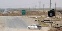 Bandeira do Estado Islamo no final de uma ponte em Kirkuk, em foto de arquivo. 23/08/2014  Foto: Ako Rasheed / Reuters