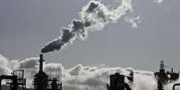 <p>Fumaça sendo dispersada no céu em refinária de petróleo em Wilmington, Califórnia</p>  Foto: Bret Hartman / Reuters
