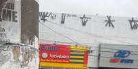 Carro desgovernado bateu em outro veículo e invadiu loja em Itapevi, em São Paulo  Foto: Fernando Oliveira / vc repórter