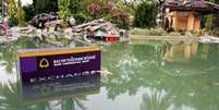 Caixa automático de banco dentro de piscina após a passagem do tsunami na praia de Patong em 2004  Foto: BBC Mundo / Copyright