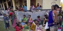 Colonos tribais que fugiram da aldeia Phuluguri após ataque do grupo separatista buscam refúgio em uma escola local, na vila Shamukjuli, no estado de Assam, em 24 de dezembro  Foto: Anupam Nath / AP