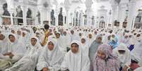 Milhares participam de oração em memória das vítimas do tsunami de 2004 na Grande Mesquita de Banda Aceh, na Indonésia, em 25 de dezembro   Foto: Binsar Bakkara / AP