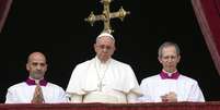 Papa Francisco oferece a bênção "Urbi et Orbi" do balcão central da Basílica de São Pedro, no Vaticano, em 25 de dezembro  Foto: Alessandra Tarantino / AP