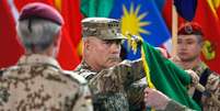 O general dos EUA, John Campbell, enrola a bandeira da Isaf durante cerimônia em Cabul. 28/12/2014  Foto: Omar Sobhani / Reuters